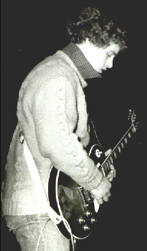 photo EROS-CON-LA-CHITARRA.jpg
