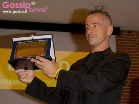 photo eros_ramazzotti_riceve_il_premio_videoclip_italiano_3353.jpg