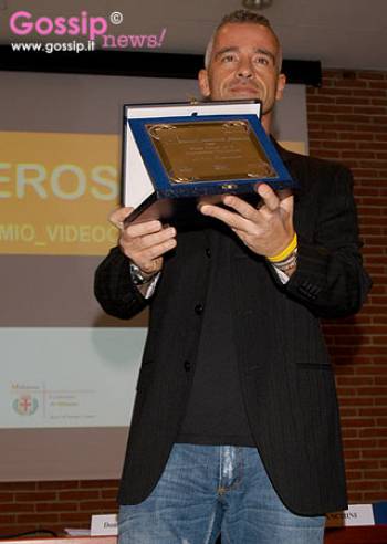 photo eros_ramazzotti_con_il_suo_premio_9fed.jpg